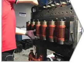 Die Maschine ist mit 2 Arbeitsstationen ausgestattet, unterstützt von 2 Formen, die an derselben Maschine arbeiten, und die Effizienz hat sich erheblich verbessert. 13